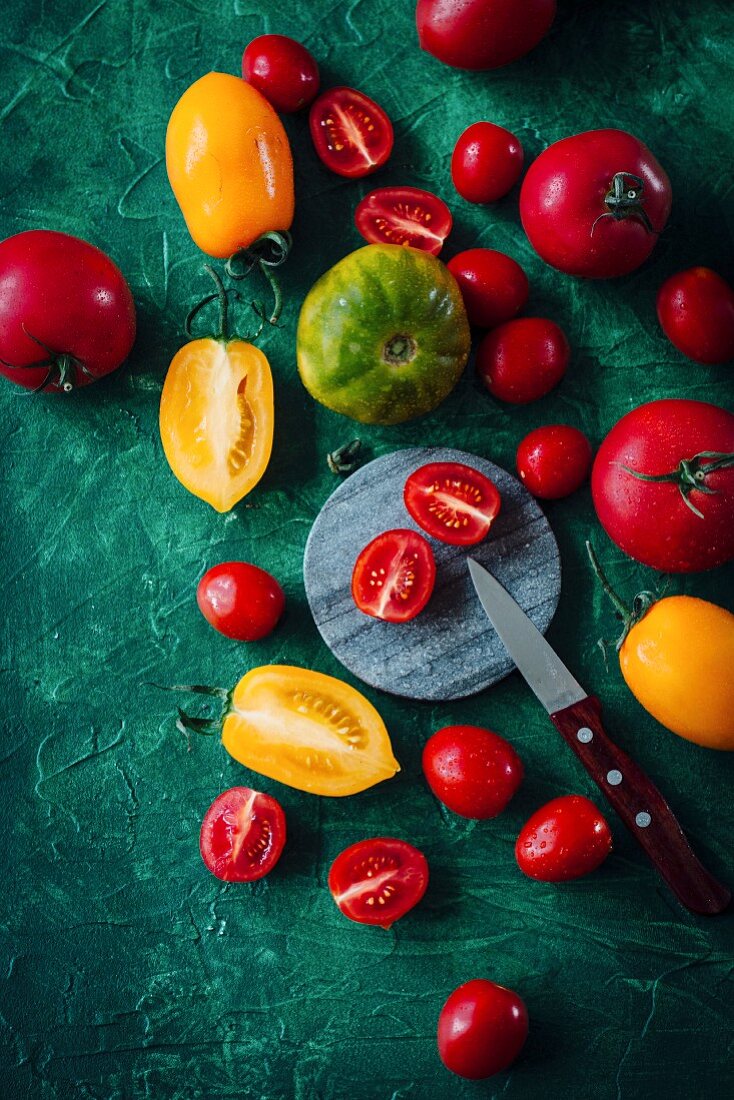 Verschiedene Tomaten, ganz und halbiert