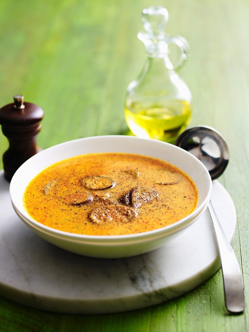 Kokosnuss-Kürbis-Suppe mit Auberginen