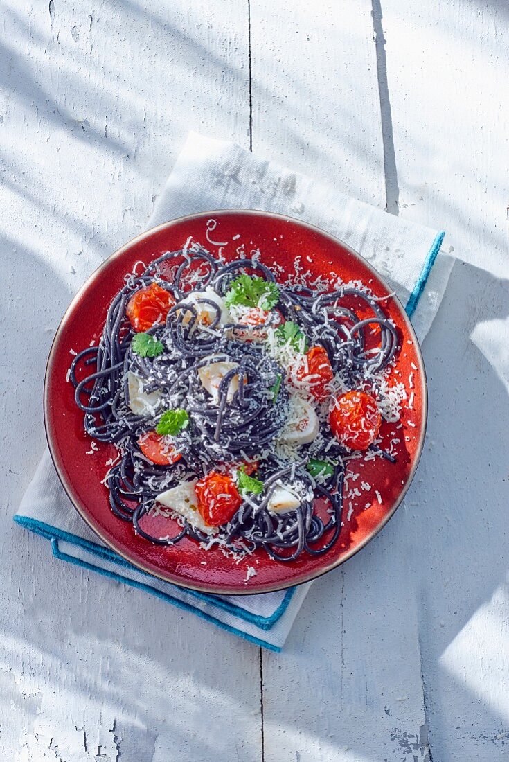 Schwarze Spaghetti mit Tintenfisch und Tomaten