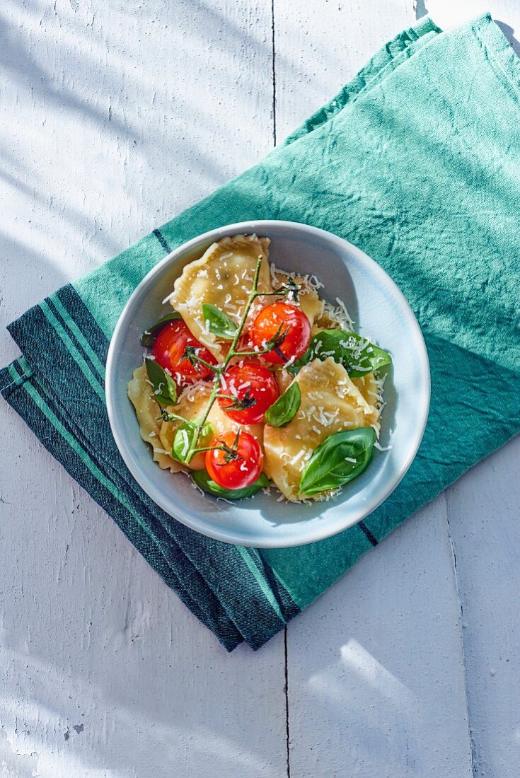 Ravioli mit Ricotta und Rispentomaten