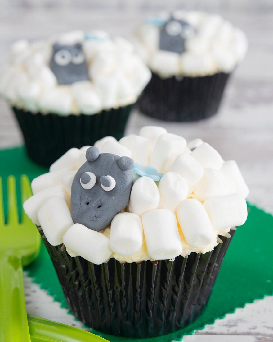 Cupcake mit Marshmallows und Tierfigur