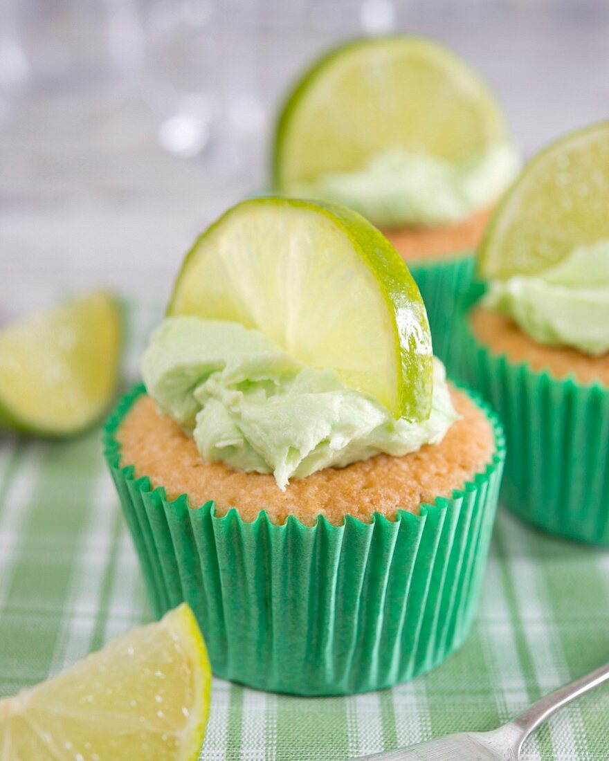 Cupcake mit Limettencreme und Limettenscheibe