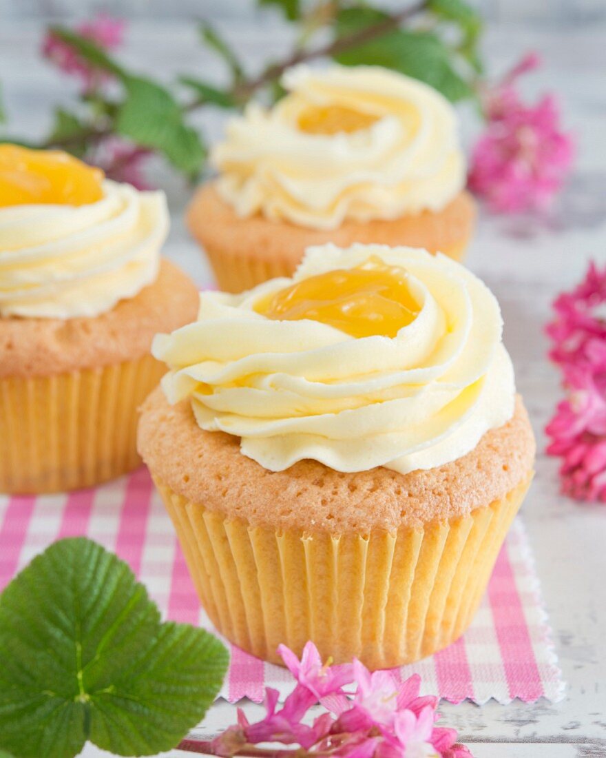 Cupcakes with buttercream and lemon curd