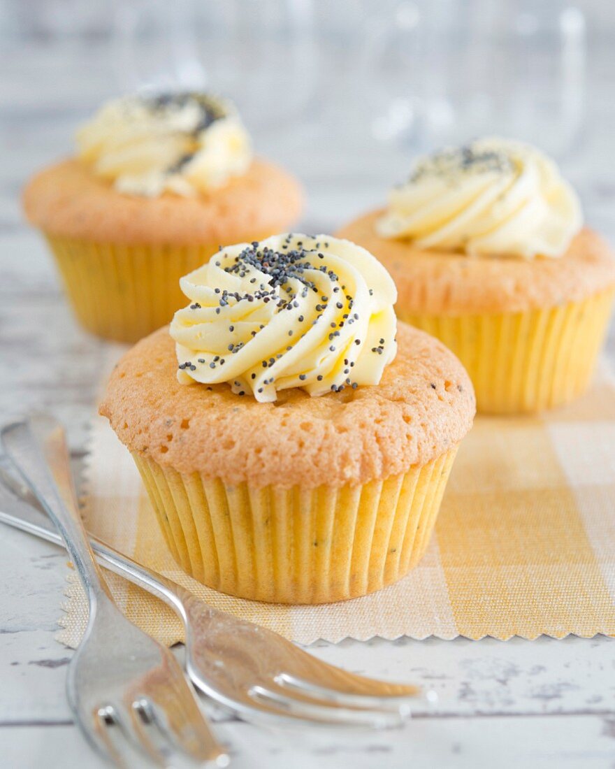 Cupcakes mit Buttercreme und Mohn