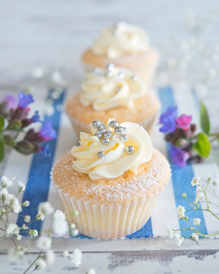 Cupcakes with buttercream and silver pearls