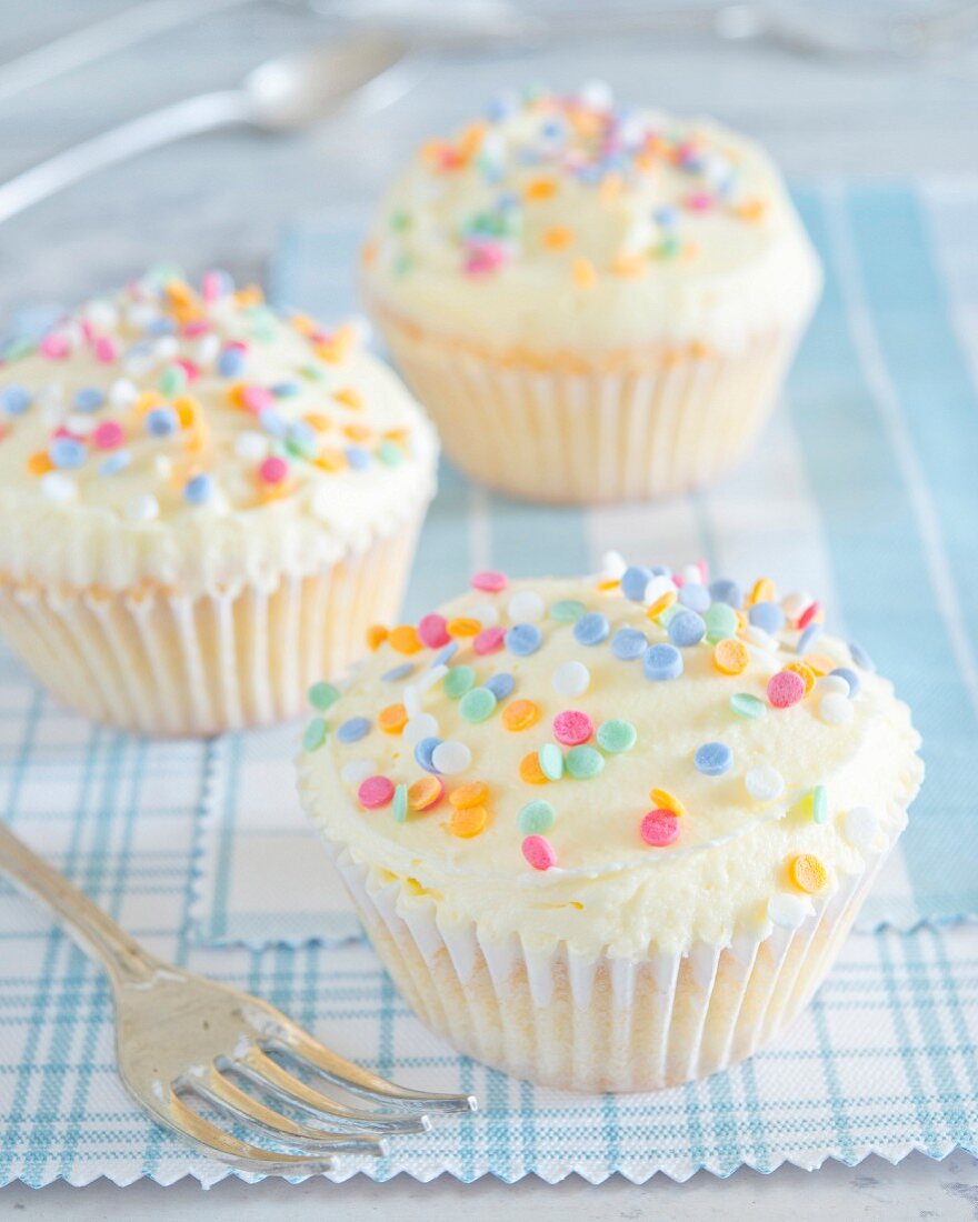Cupcakes mit Buttercreme und Zuckerkonfetti