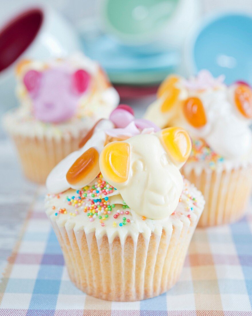 Cupcakes mit Tierfiguren und Bonbons