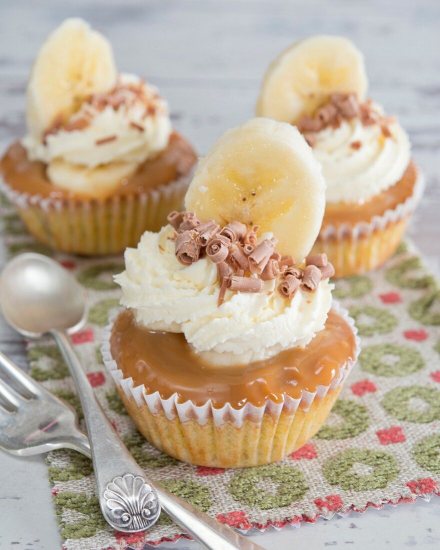 Banoffee cupcakes with banana