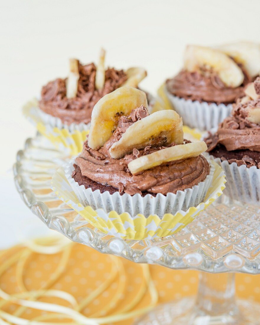 Schokoladencupcakes mit Bananenscheiben
