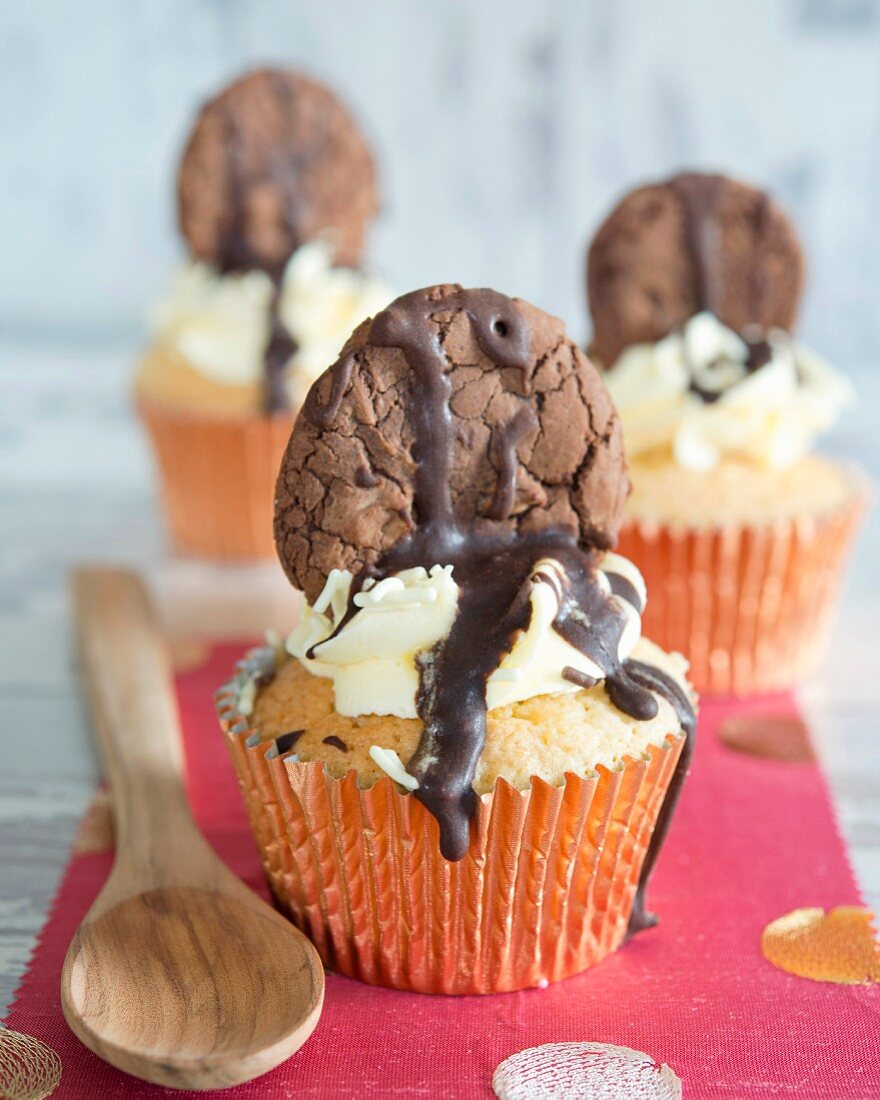 Cupcakes with chocolate cookies