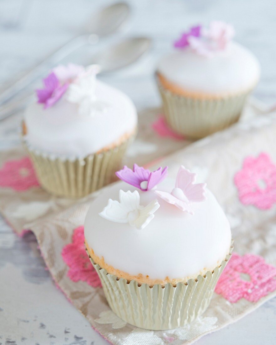 Cupcakes mit Fondantglasur und Schmetterlingen
