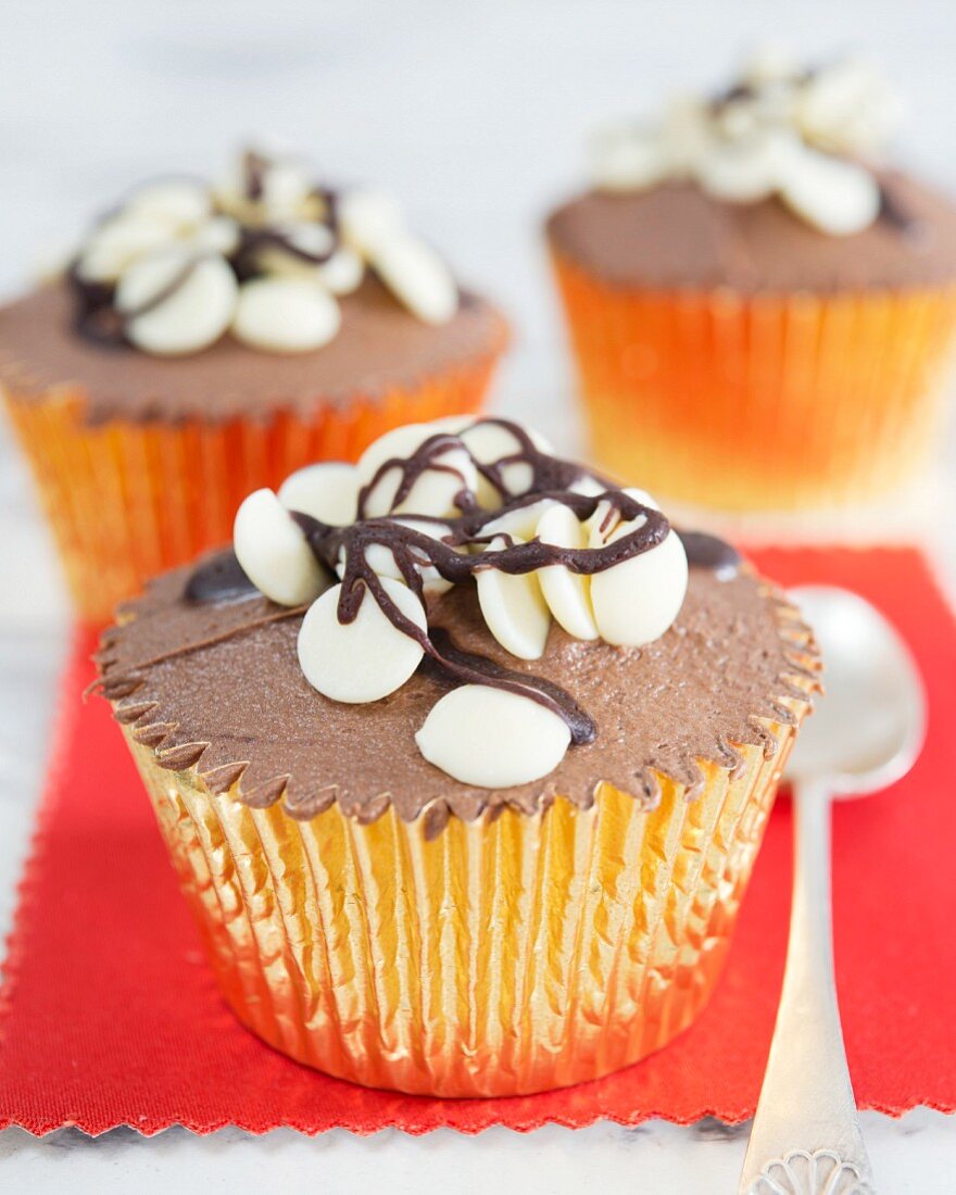Cupcakes with chocolate cream and white chocolate chips