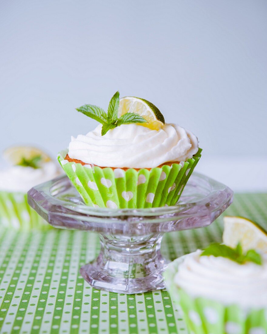 Cupcake mit Limettencreme und Minze