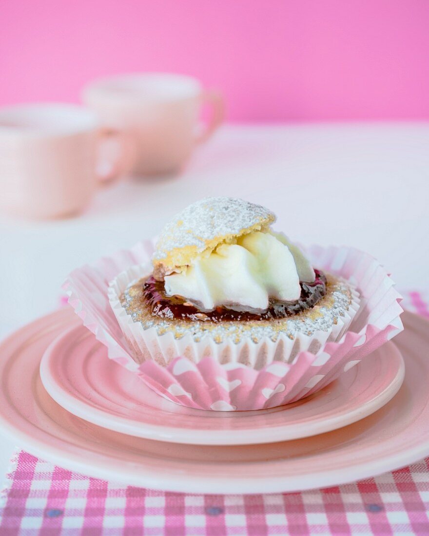 Cupcake mit Buttercreme und Marmelade