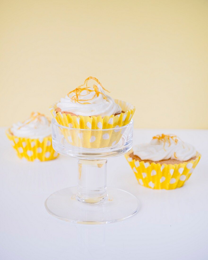 Cupcakes mit Buttercreme und Orangenzesten