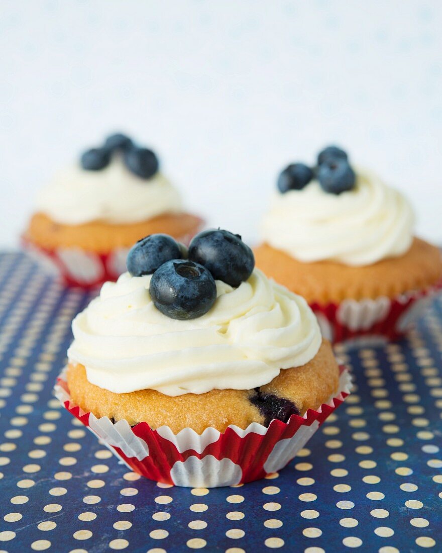 Cupcake mit Buttercreme und Heidelbeeren