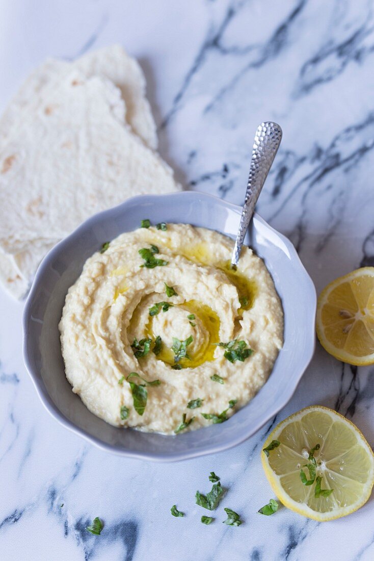 Hummus mit Fladenbrot und Petersilie