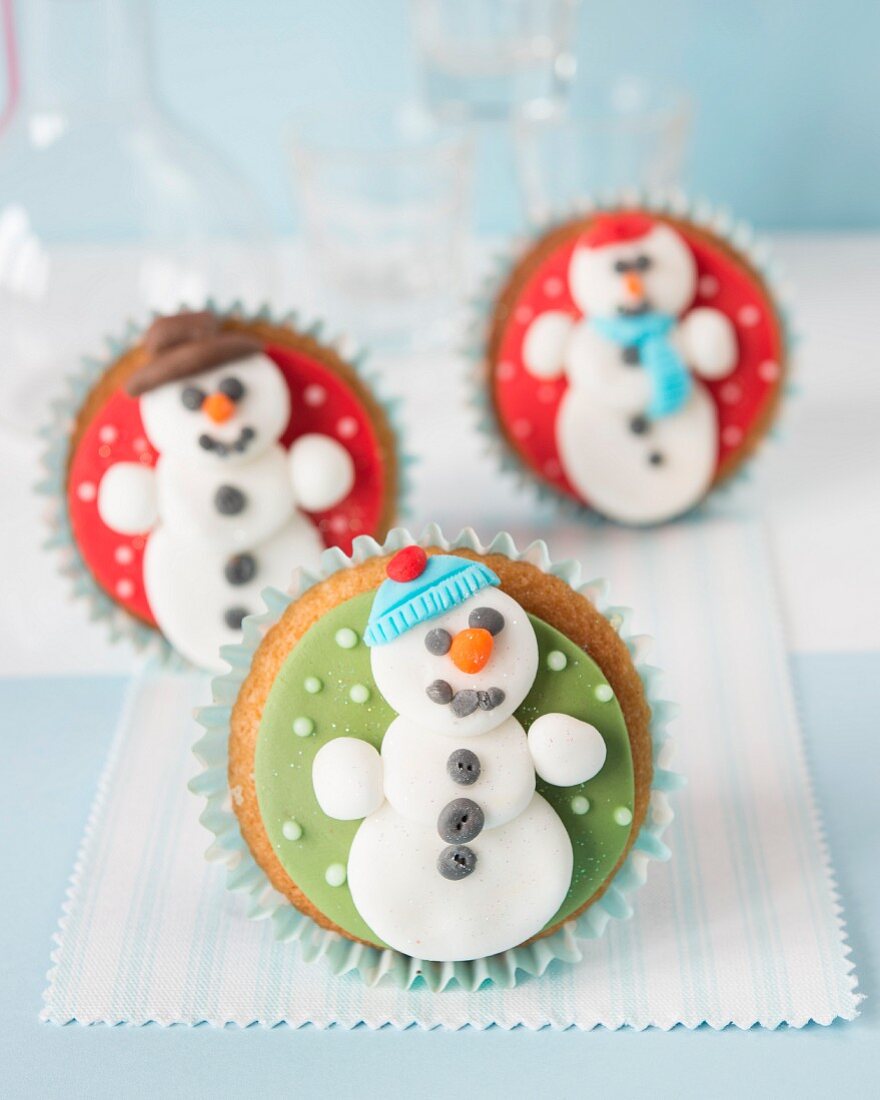 Christmas cupcakes with fondant snowmen