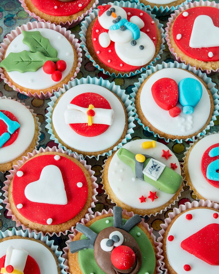 Verschiedene Cupcakes für Weihnachten und Geburtstag