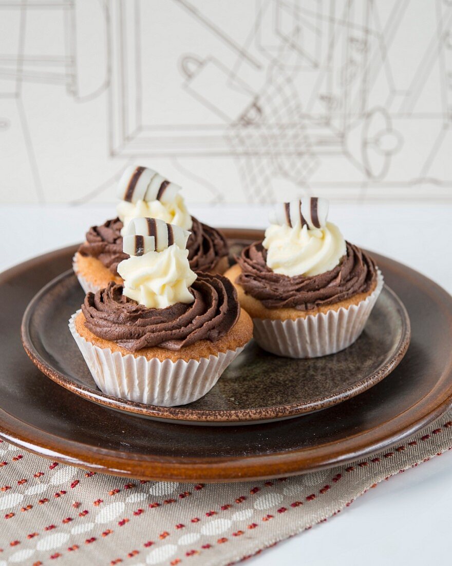 Cupcakes mit Schokoladencreme und Schokoröllchen