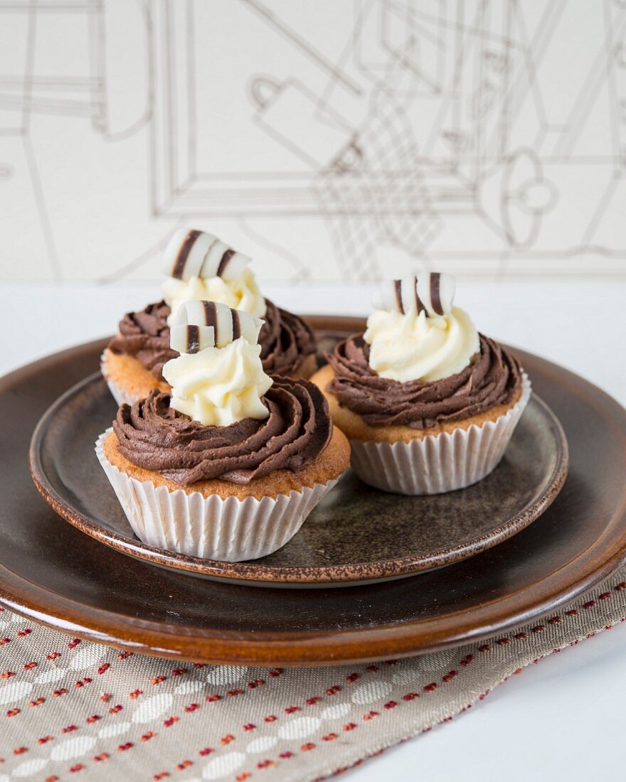 Cupcakes with chocolate cream and chocolate curls