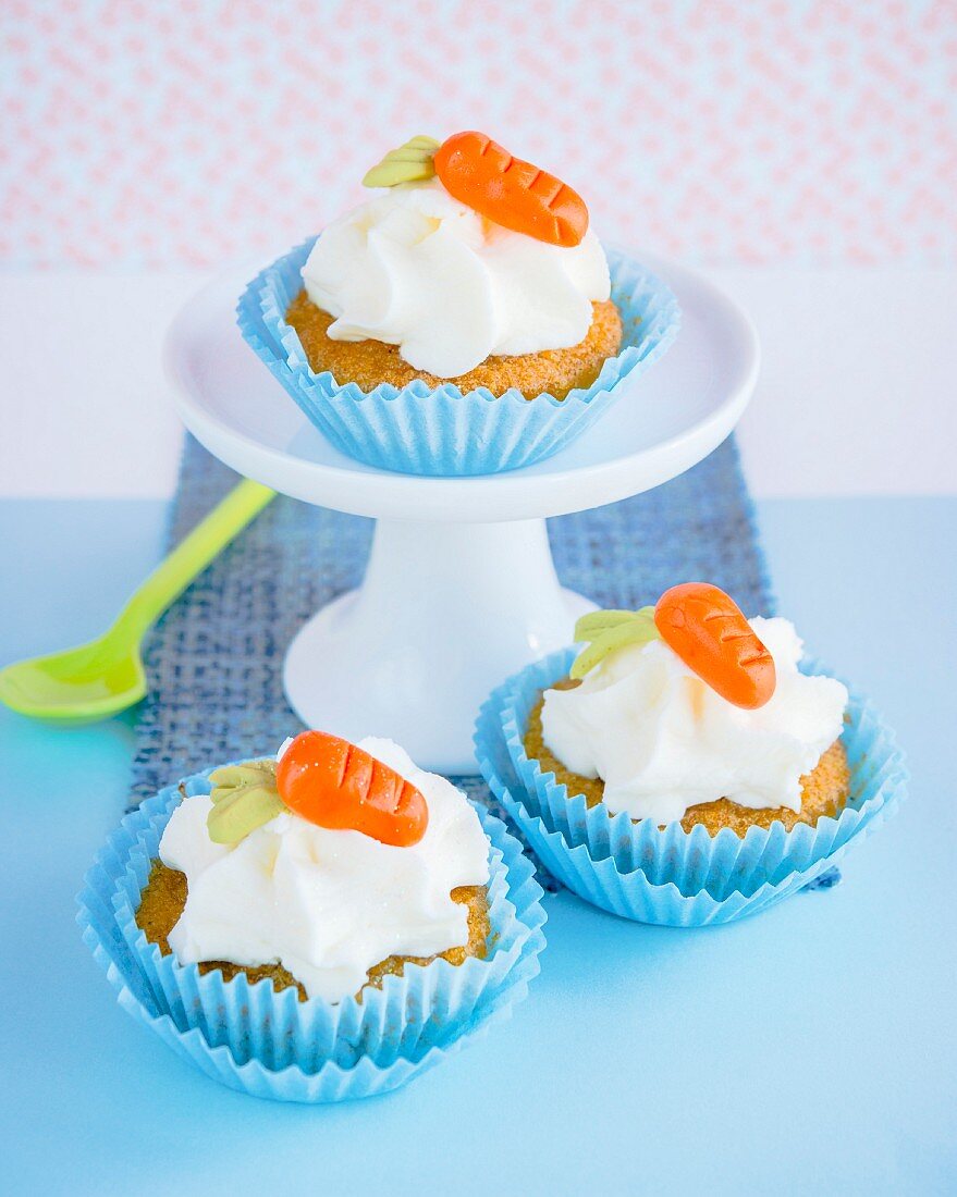 Cupcakes with marzipan carrots