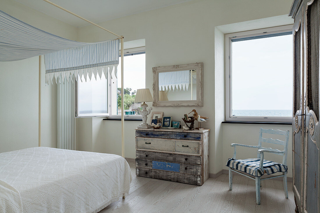 Schublade im Shabby Chic im weiß-blauen Schlafzimmer mit Meerblick