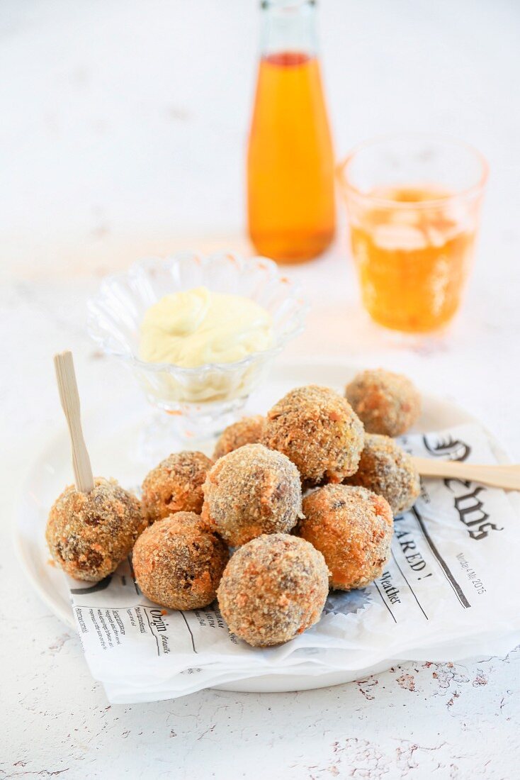 Fleischbällchen mit hausgemachter Mayonnaise und Aperitif