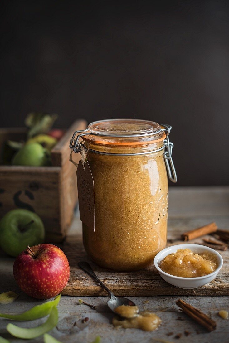 Frisch hergestellte Apfelsauce mit Zimt in einem Glas