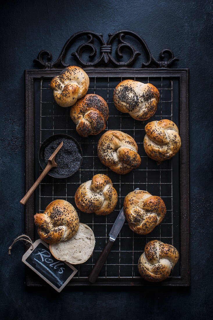 Frisch gebackene Brötchen mit Mohn auf Abkühlgitter