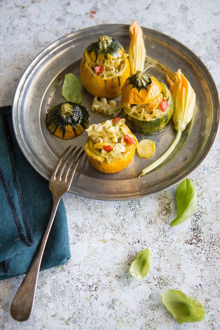 Gefüllte Zucchini mit Nudeln