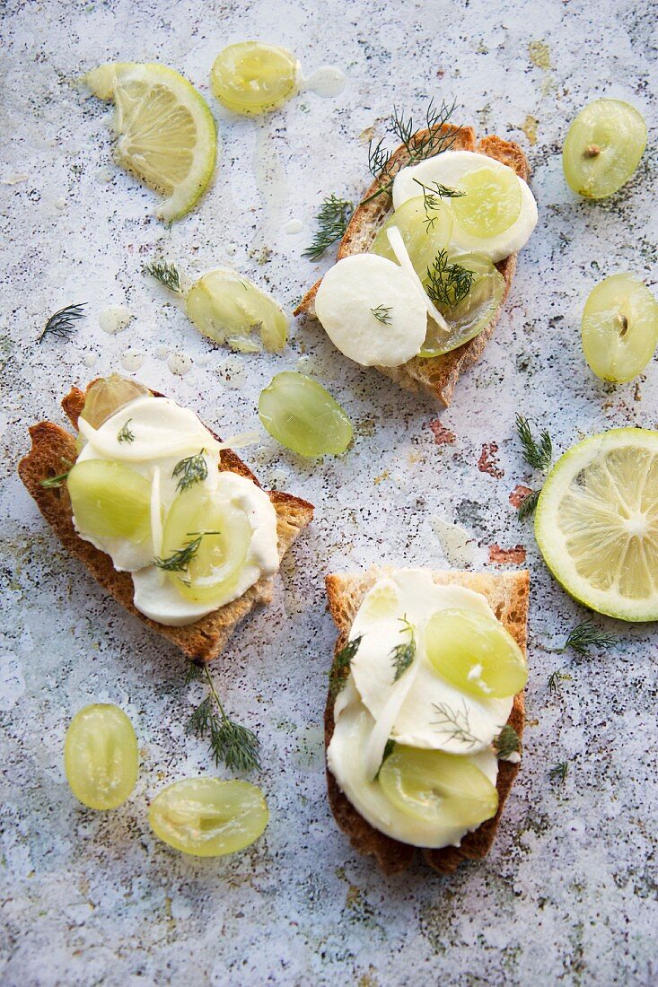 Crostini mit Mozzarella und Trauben