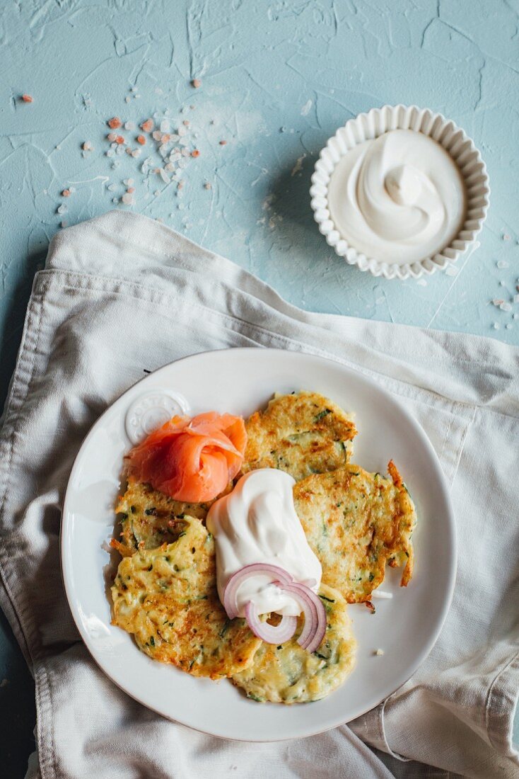 Kartoffelpuffer mit Räucherlachs und Sauerrahm