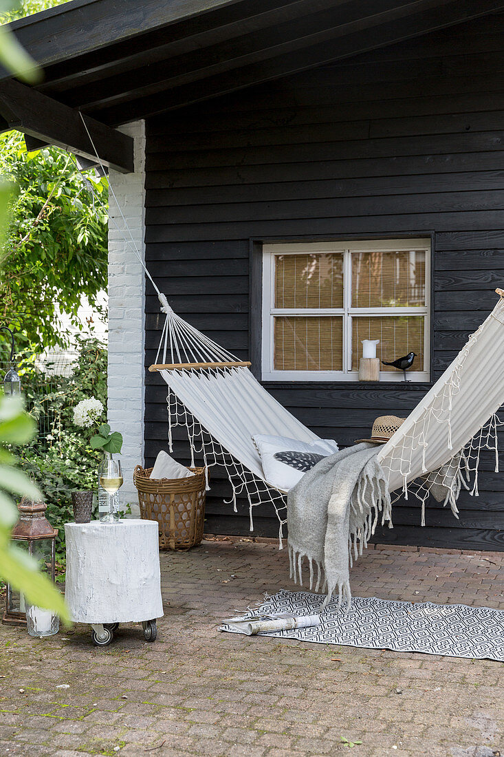 Hängematte auf der Veranda vor Holzhaus