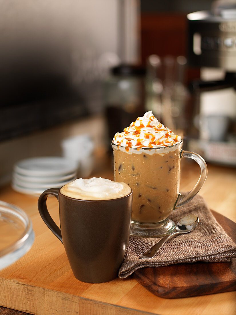Cappuccino und Eiskaffee