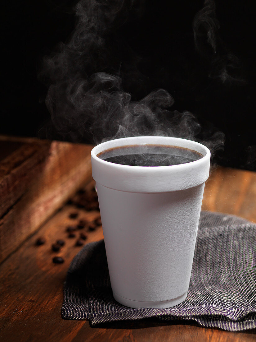 Dampfender schwarzer Kaffee im Becher