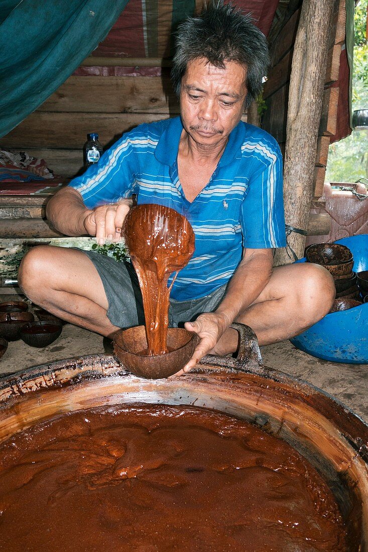 Preparing palm sugar
