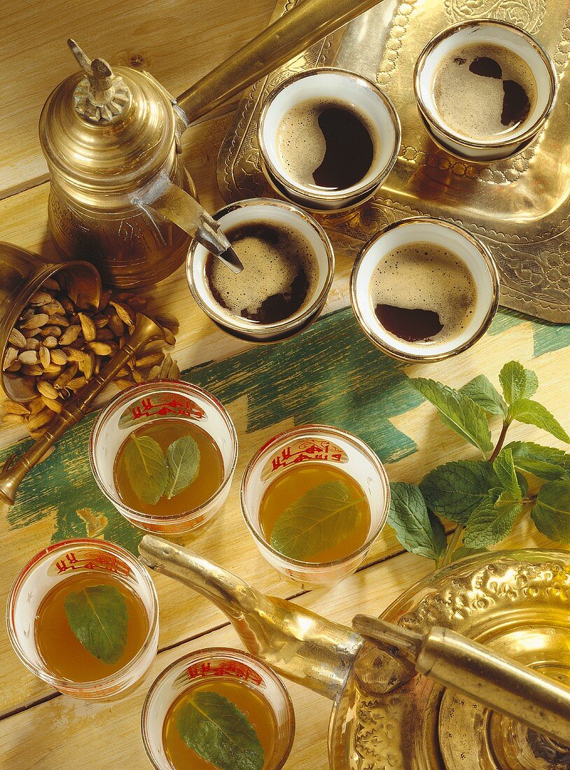 Arabischer Mokka & Tee mit frischer Minze
