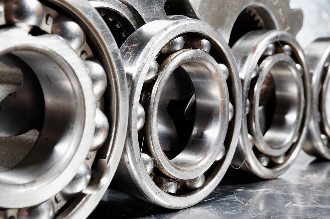 Ball-bearings made of titanium