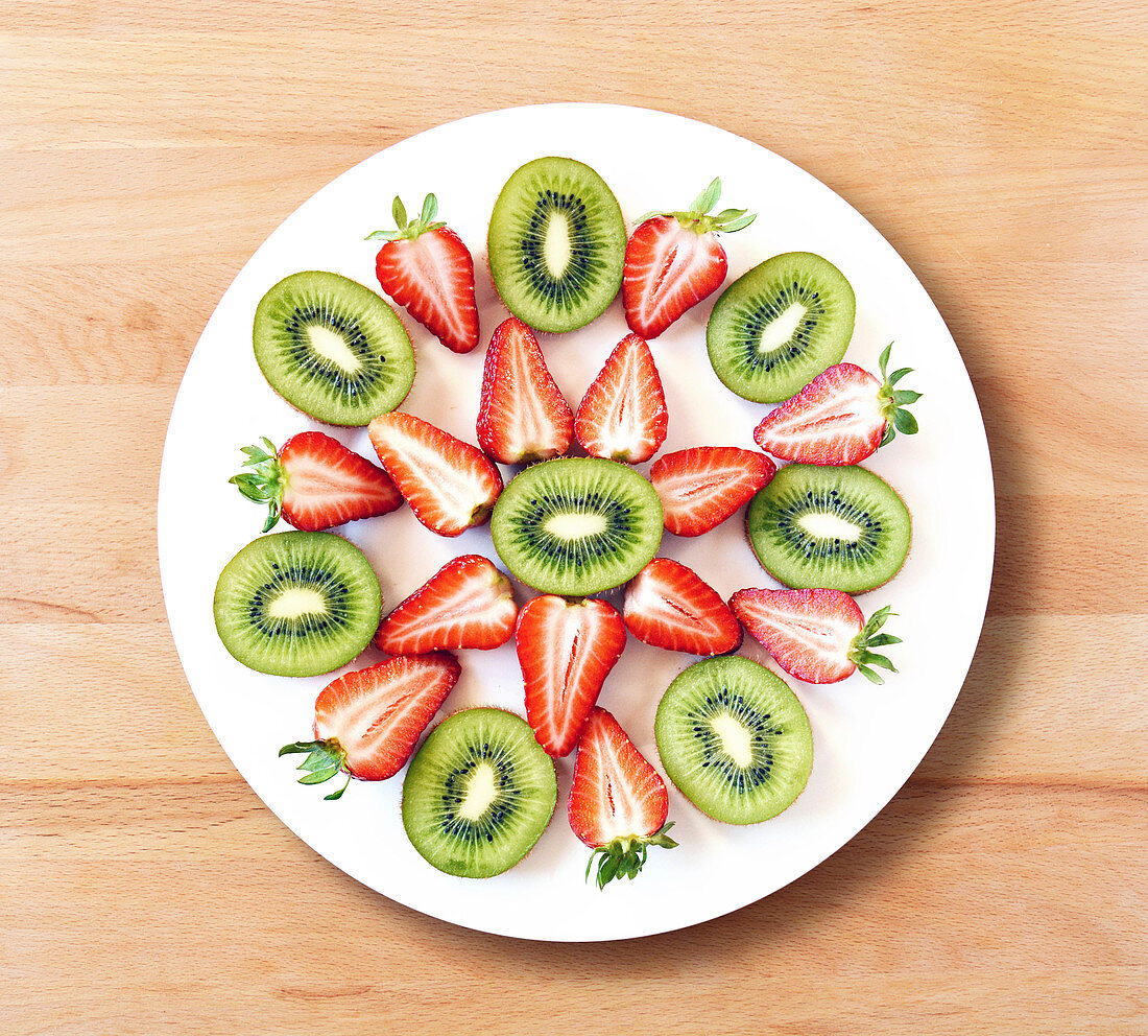Kiwis and strawberries on plate