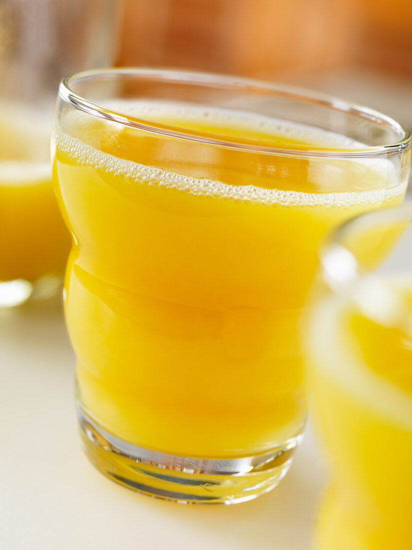 Orange juice in a glass (close-up)