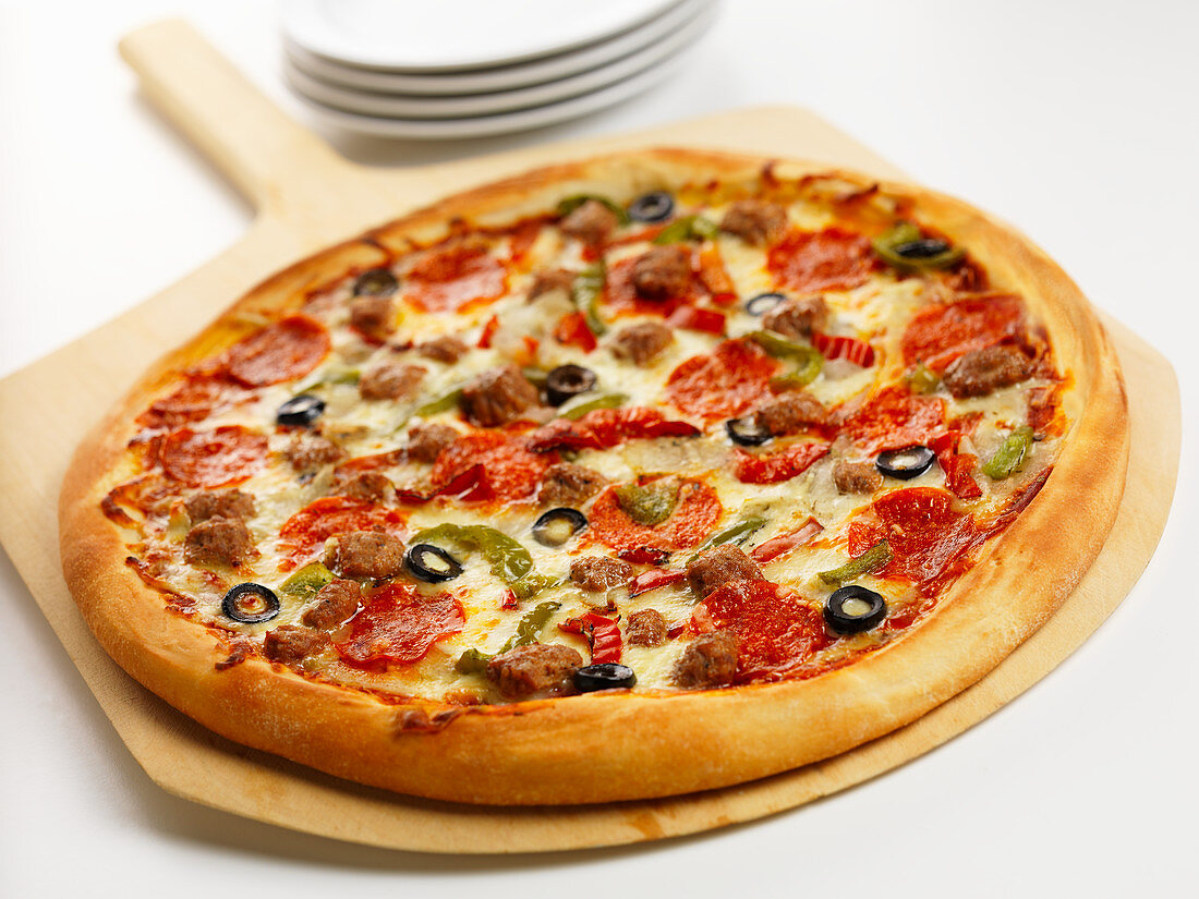 Pizza mit Peperoniwurst und Oliven
