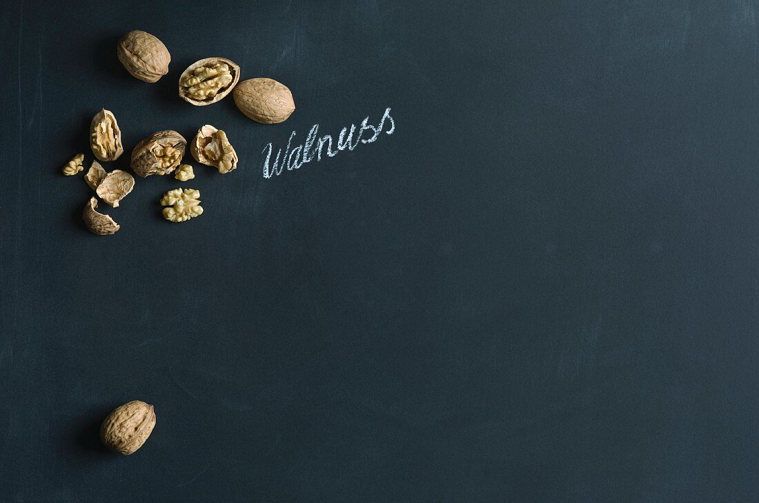 Walnüsse (Juglans regia), ganz und geschält, mit Schriftzug