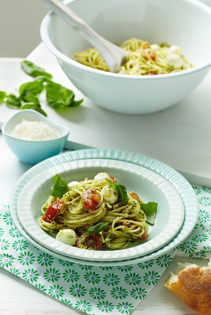 Spaghettini mit Tomaten, Bocconcini und Basilikum