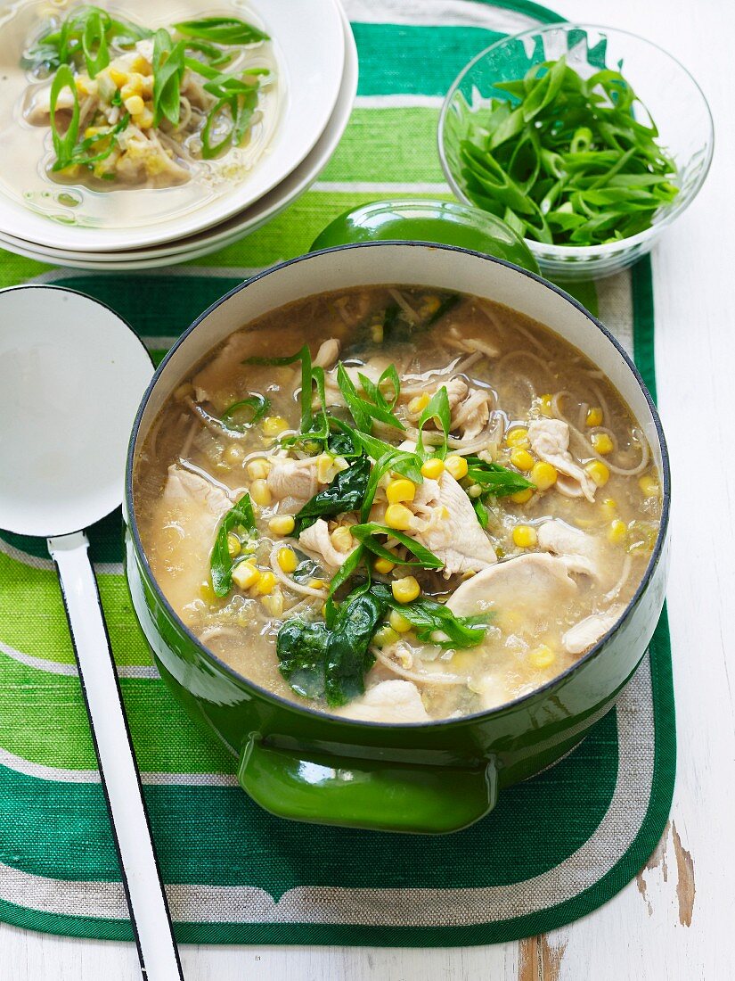 Nudelsuppe mit Hähnchen, Spinat und Mais