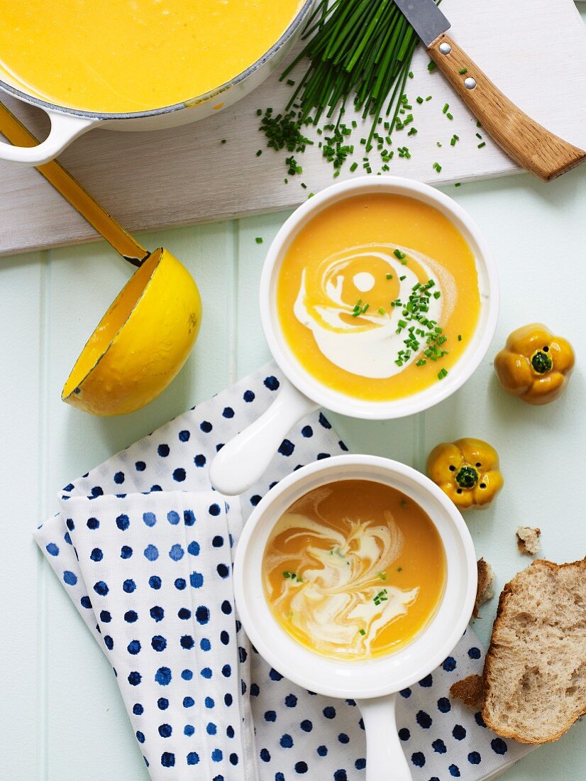 Süsskartoffelsuppe mit Kürbis und Schnittlauch