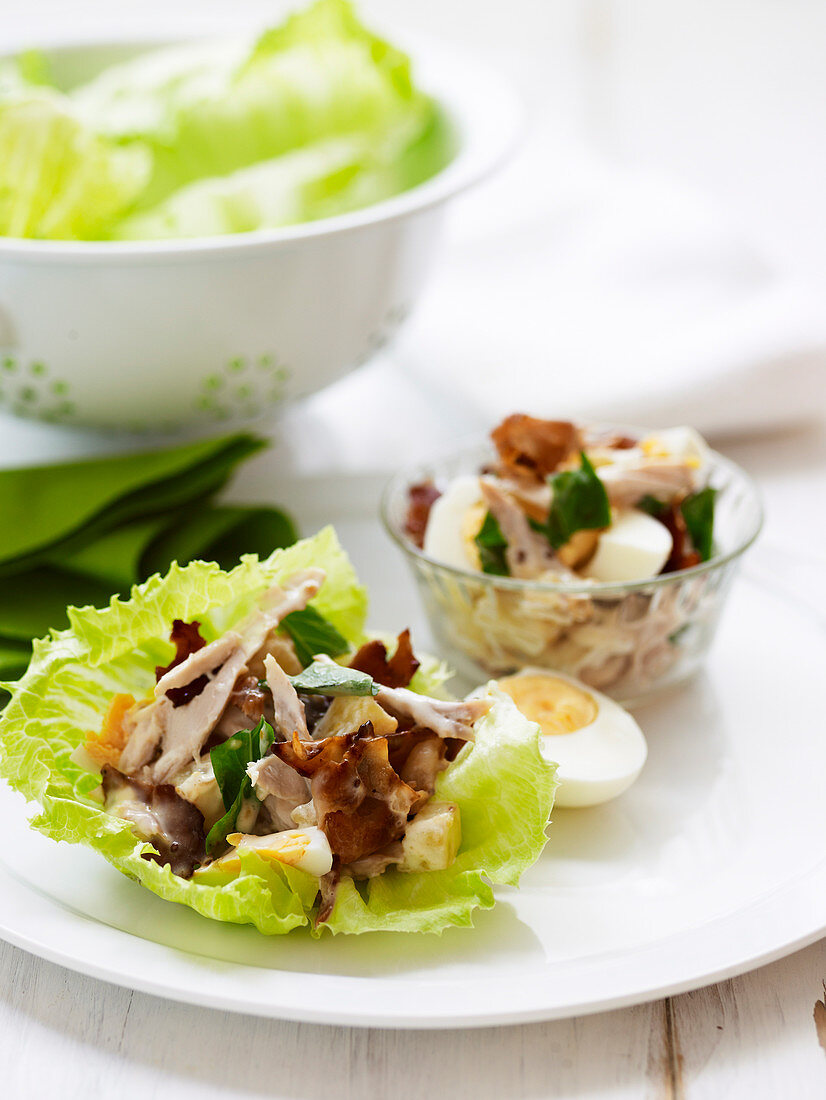 Hähnchen-Eier-Salat im Salatblatt