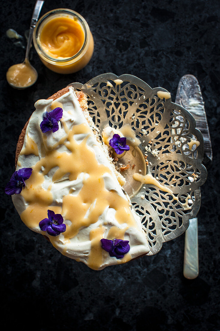 Schichtkuchen mit Lemon Curd und Creme Fraiche, mit Veilchen verziert