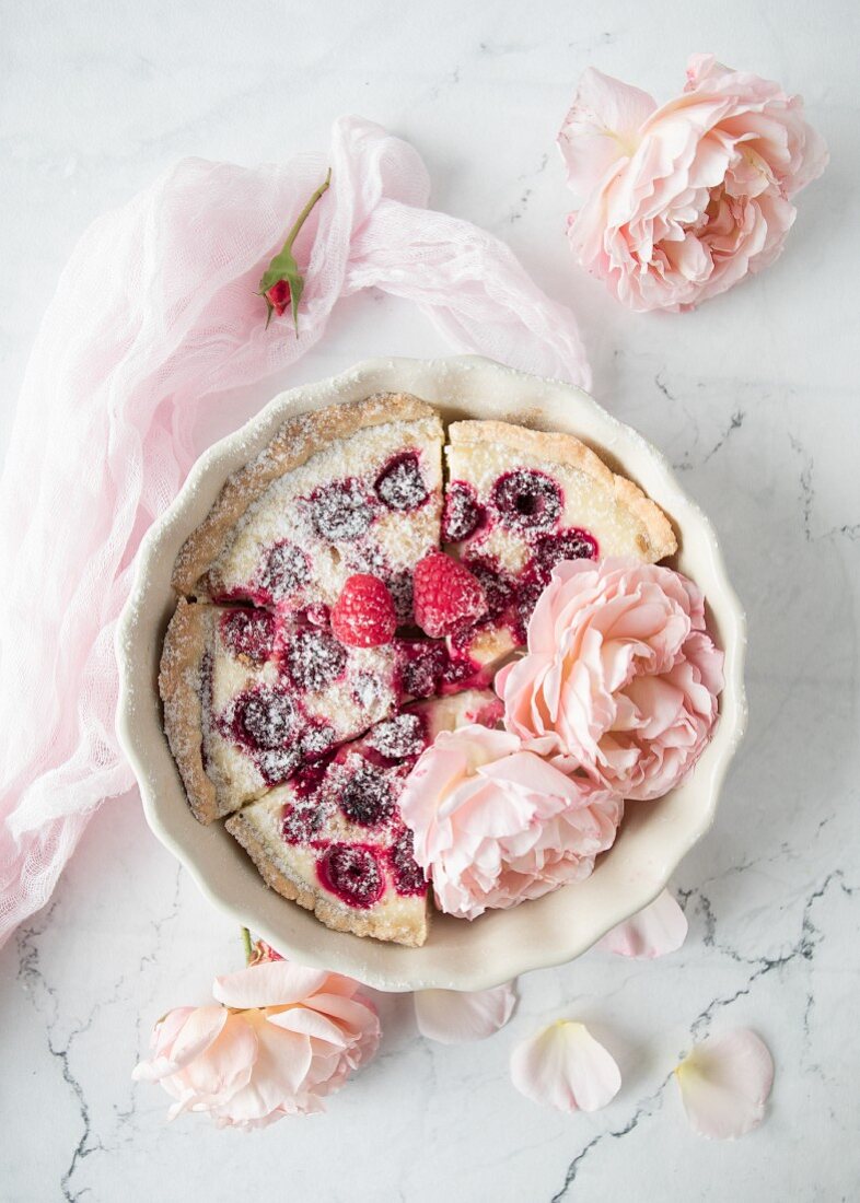 Himbeertarte mit Rosen