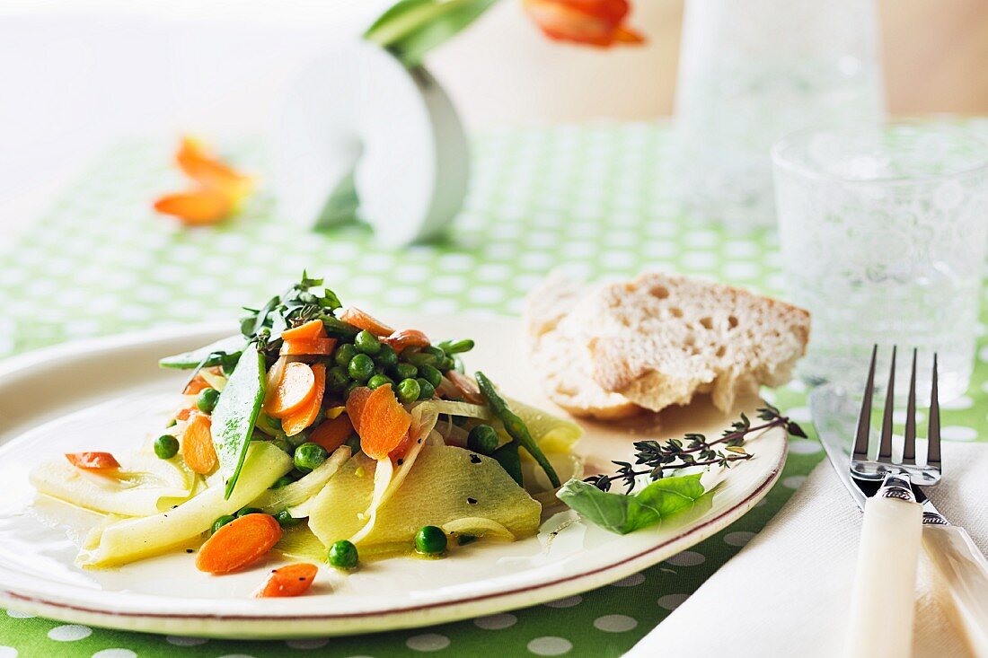 Vegetable salad with baguette